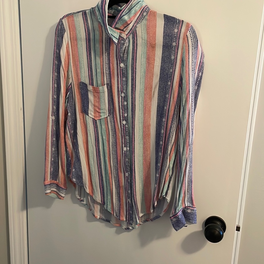 En crème button down blouse